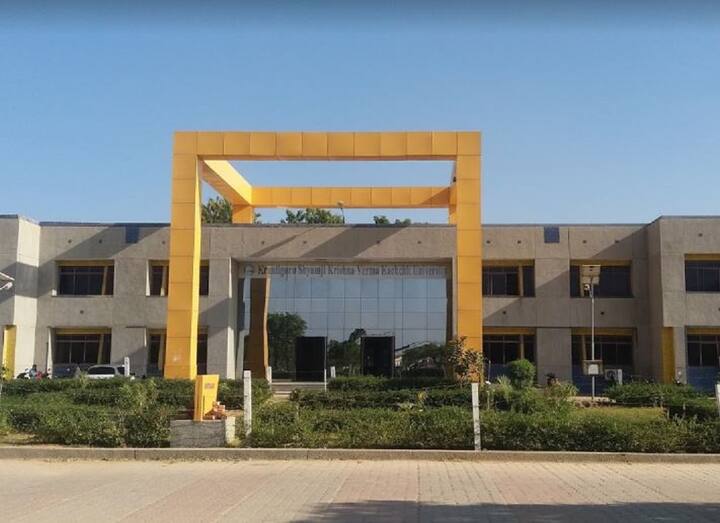Krantiguru Shyamji Krishna Verma Kachchh University were closed till April 5 due to increasing Corona cases ગુજરાતની કઈ યુનિવર્સિટીમાં કોરોનાના કેસો ધડાધડ વધતાં 5 એપ્રિલ સુધી કરી દેવાઈ બંધ