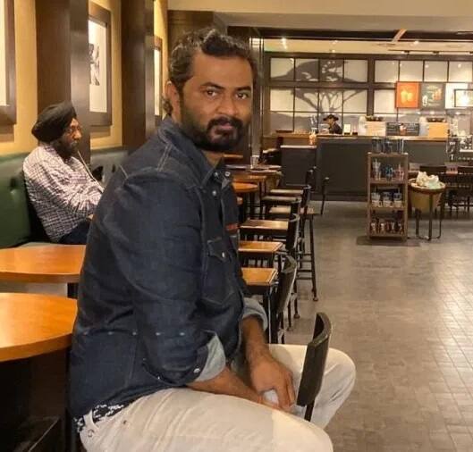 વેબ સીરિઝ ચક્રવ્યૂહ સાઇબર અંડરવર્લ્ડની કહાણી છે. જેનું કથાનક અને સંવાદ દર્શકોને જકડી રાખવા માટે સક્ષમ છે. વેબ સિરીઝ મુખ્ય કથાનક સાઇબર ક્રાઇમ છે. આ વેબ સીરિઝના સંવાદ લખનાર લેખક રાહુલ પટેલે કહ્યું કે, યંગસ્ટર્સે આ એન્ટી સોશિયલ દુનિયાને સમજવી આજના સમયની માંગ છે.