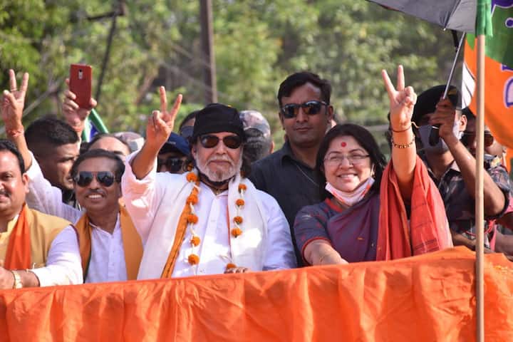 বিজেপি প্রার্থীর বিভিন্ন ব্যাঙ্ক অ্যাকাউন্টে রয়েছে প্রায় ৫৩ লক্ষ টাকা। তাঁর স্বামীর ব্যাঙ্কে রয়েছে প্রায় ৫৯ হাজার টাকা। এ ছাড়াও লকেটের শেয়ার, বন্ড, মিউচুয়াল ফান্ড ও বিমায় তাঁর বিনিয়োগ রয়েছে প্রায় ৭১ লক্ষ টাকা। সেখানে তাঁর স্বামীর বিনিয়োগ প্রায় ৫১ লক্ষ টাকা। পিপিএফ-এ লকেটের রয়েছে ৮.১৮ লক্ষ টাকা। তাঁর স্বামীর ২২ লক্ষ টাকা। ছবি সৌজন্য- ফেসবুক