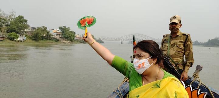 গত ১৯ মার্চ মনোনয়ন জমা দিয়েছেন লকেট চট্টোপাধ্যায়। তিনি জানিয়েছেন, হলফনামা দেওয়ার সময় তাঁর হাতে নগদ ছিল প্রায় সাড়ে ৩৩ হাজার টাকা। ছবি সৌজন্য- ফেসবুক