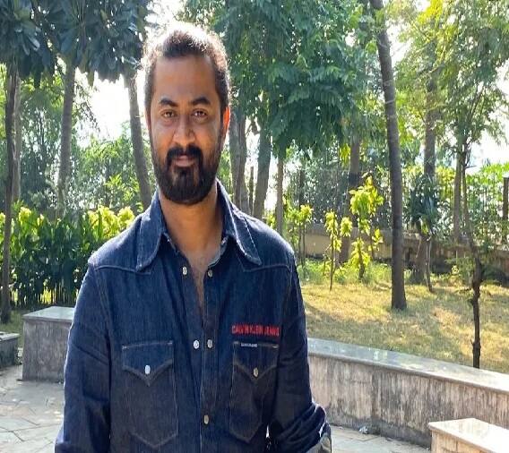 મોબાઈલ કેમેરાની અંગત તસ્વીરો અને વીડિયો કોઈ વાર ષડયંત્ર દ્વારા લીક થઇ જાય છે. સમગ્ર દુનિયામાં તેનું મોટું બજાર બની ગયું છે. ગ્લોબલ દુનિયાના આવા લીક વીડિયો તમને ગલી મહોલ્લાઓમાં મળી જશે. આ ગોરખંધધો કેવા ચક્રવ્યૂહ બની ગયો છે તેની વાર્તા આ વેબ સીરીઝમાં છે