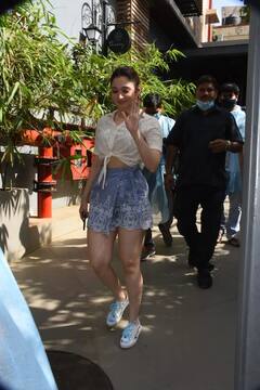 બાહુબલીની અવંતિકા જ્યારે રોડ પર શોર્ટ સ્કર્ટ પહેરીને નીકળી, જુઓ ગોર્જિયશ ગર્લની તસવીરો