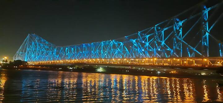 বিশ্ব অটিজম সচেতনতা দিবস উপলক্ষে নীল আলোয় সজ্জিত হাওড়া ব্রিজ। রবীন্দ্র সেতু নামেও যার পরিচিতি আছে।