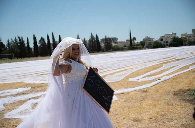 cyprus girl create new guinness record உலகிலே நீளமான முகத்திரை அணிந்து சைப்ரஸ் நாட்டு மணப்பெண் கின்னஸ் சாதனை