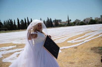 cyprus girl create new guinness record உலகிலே நீளமான முகத்திரை அணிந்து சைப்ரஸ் நாட்டு மணப்பெண் கின்னஸ் சாதனை