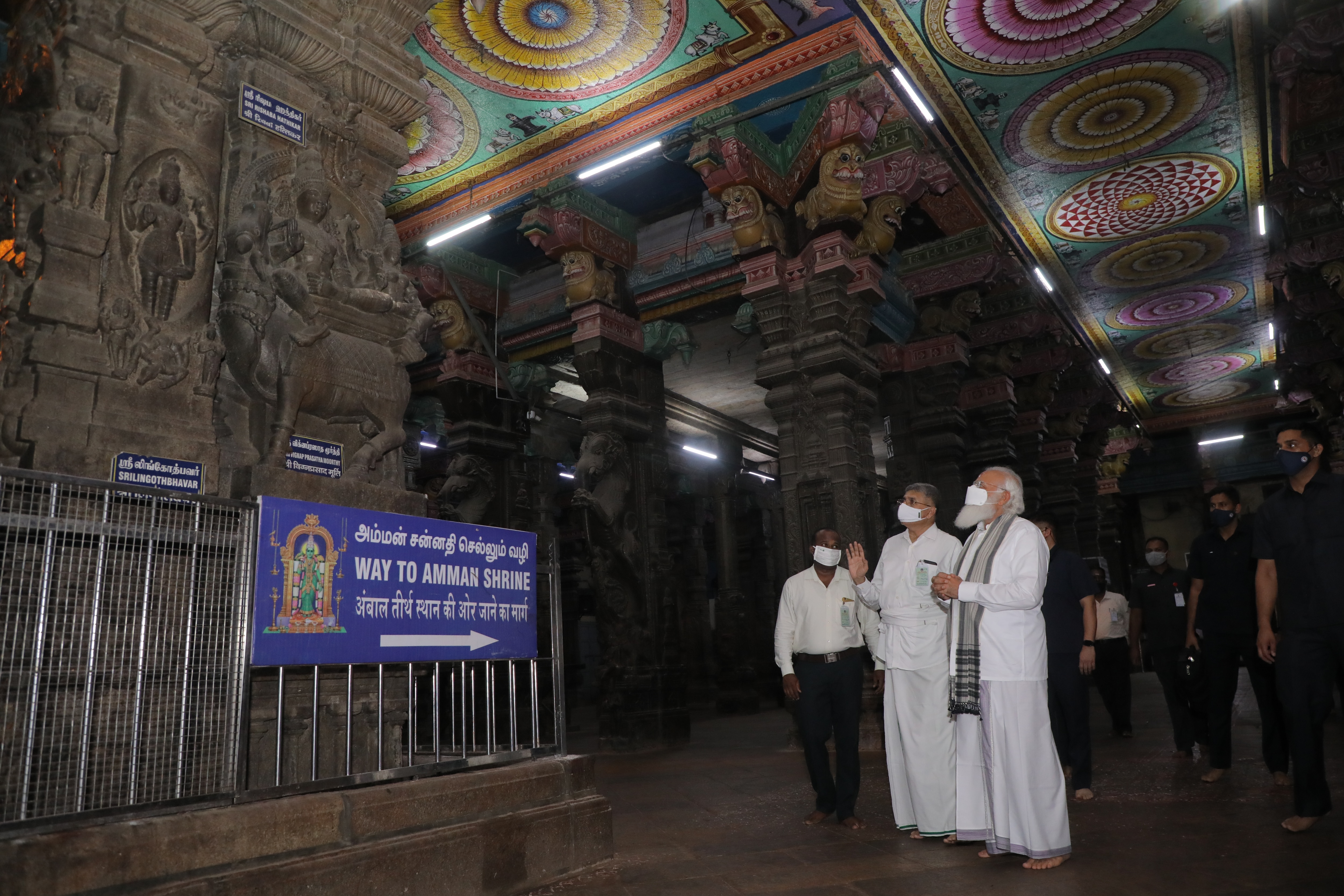 வேட்டி, சட்டையில் மதுரை மீனாட்சியம்மனை தரிசனம் செய்தார் பிரதமர் மோடி