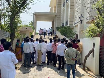 IT raid in stalin son in law sabareesan house BREAKING : திமுக தலைவர் மு.க ஸ்டாலினின் மருமகன் சபரீசன் வீட்டில் ஐ.டி ரெய்டு..