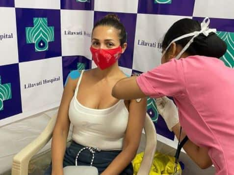 malaika arora got first corona vaccine dose share her image on instagram મલાઈકા અરોરાએ કોરોના વેક્સીનનો પ્રથમ ડોઝ લીધો, જાણો ઈન્સ્ટાગ્રામ પર પોસ્ટ કરી શું કહ્યું ?