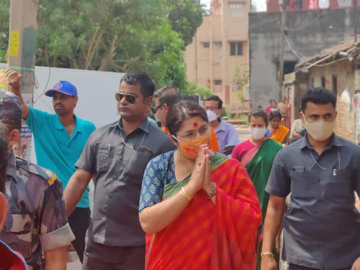 বিজেপি প্রার্থীর দুটি গাড়ি রয়েছে। একটি টয়োটা ফর্চুনার ও দ্বিতীয়টি হুন্ডাই ইয়ন। প্রথমটির মূল্য ১৫ লক্ষ টাকা। দ্বিতীয়টির ১.২০ লক্ষ। স্বামীর একটি সুজুকি সুইফট গাড়ি রয়েছে, যার বাজারদর ৩.২০ লক্ষ টাকা। ছবি সৌজন্য- ফেসবুক