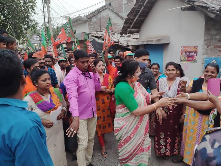 এছাড়া তাঁর ৫০০ গ্রাম সোনা রয়েছে, যার বাজার দর আনুমানিক ২২ লক্ষ টাকা। সবমিলিয়ে প্রার্থীর অস্থাবর সম্পত্তির পরিমাণ প্রায় ১.৭০ কোটি টাকা। স্বামীর অস্থাবর সম্পত্তির পরিমাণ প্রায় ৭৭ লক্ষ টাকা। ছবি সৌজন্য- ফেসবুক