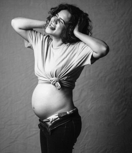 Actress Urmila Nimbalkar Shares Baby Bump photo with husband | In Pics | WE ARE PREGNANT म्हणत मराठमोळ्या अभिनेत्रीनं शेअर केली गोड बातमी