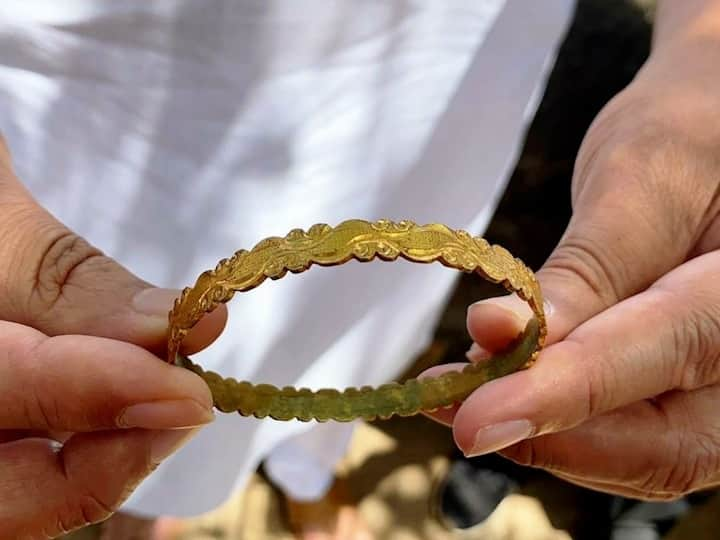 350 years old bangle excavated at Fort Raigad, witness the history of Chhatrapati Shivaji Maharaj किल्ले रायगडावर उत्खननात सापडली ३५० वर्षांपुर्वींची 'सोन्याची बांगडी'; राज्याच्या इतिहासात प्रथमतःच आढळला स्त्रियांचा पहिला अलंकार