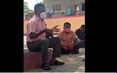 परभणीतल्या झरी गावात आयुक्त सुनील केंद्रेकर यांनी अतिशय सोप्या भाषेत सांगितलं लसीकरणाचं महत्त्व!