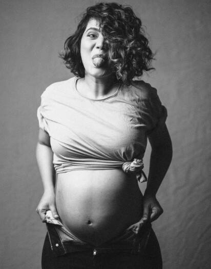 WE ARE PREGNANT असं म्हणत आपण आई होणार असल्याची गोड बातमी मराठमोळी अभिनेत्री आणि स्टाईल डिवा उर्मिला निंबाळकर हिनं सोशल मीडियावर शेअर केली आहे. (छायाचित्र - उर्मिला निंबाळकर इन्स्टाग्राम, शैलेंद्र परदेशी)