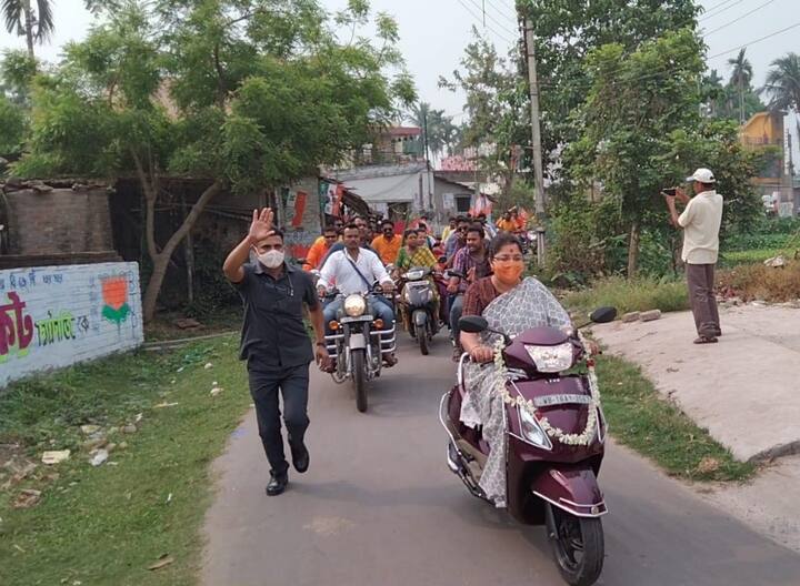 এছাড়া, হলফনামা অনুযায়ী, তাঁর নামে বেশ কিছু স্থাবর সম্পত্তি রয়েছে বলেও জানিয়েছেন লকেট। দুটি ফ্ল্যাট রয়েছে সোনারপুরে একটি রয়েছে ইএম বাইপাসে। তিনটি মিলিয়ে বর্তমান বাজারদর প্রায় ১.৮ কোটি টাকা। অন্যদিকে, তাঁর স্বামীর স্থাবর সম্পত্তির পরিমাণ প্রায় ২৫ লক্ষ টাকা। ছবি সৌজন্য- ফেসবুক