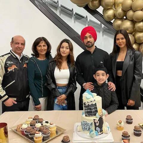 ਦਿਲਜੀਤ ਨੇ ਇਕ ਤਸਵੀਰ ਪੋਸਟ ਕੀਤੀ ਜਿਸ ਚ ਸੋਨਮ ਬਾਜਵਾ, ਗਿੱਪੀ ਗਰੇਵਾਲ ਦਾ ਬੇਟਾ ਤੇ ਹੋਰ ਲੋਕਾਂ ਦੇ ਨਾਲ ਪੈਕਅਪ ਕਰਦੇ ਦੇਖੇ ਜਾ ਸਕਦੇ ਹਨ। ਕਲਾਕਾਰਾਂ ਨੇ ਸਵਾਦਿਸਟ ਕੇਕ ਦੇ ਨਾਲ ਕੱਪ ਕੇਕ ਦਾ ਆਨੰਦ ਲਿਆ।