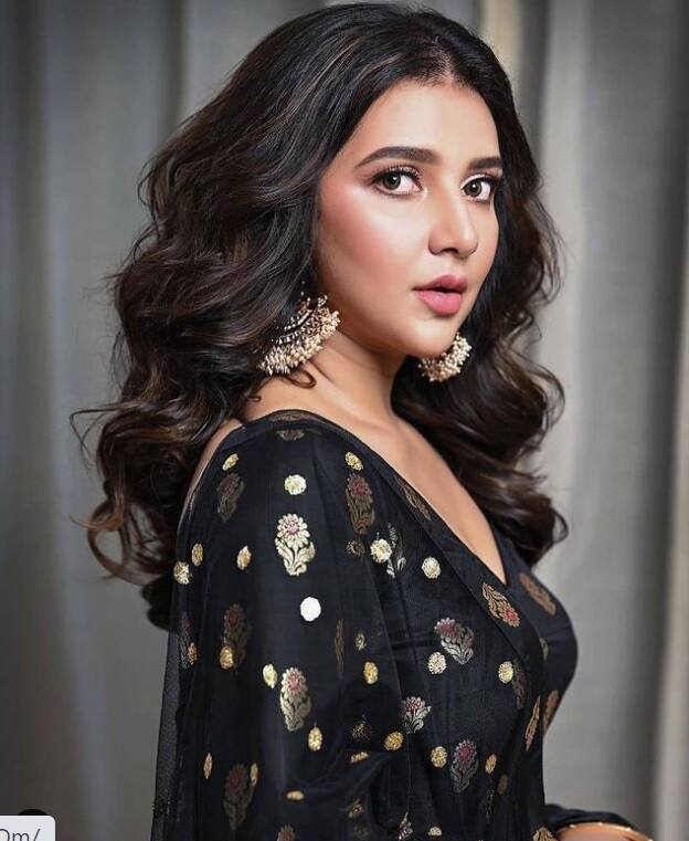 নিজের পাওয়া পুরস্কার ইউভানের হাতে দিয়ে সেই ছবি সোশ্যাল মিডিয়ায় শএয়ার করেছেন শুভশ্রী