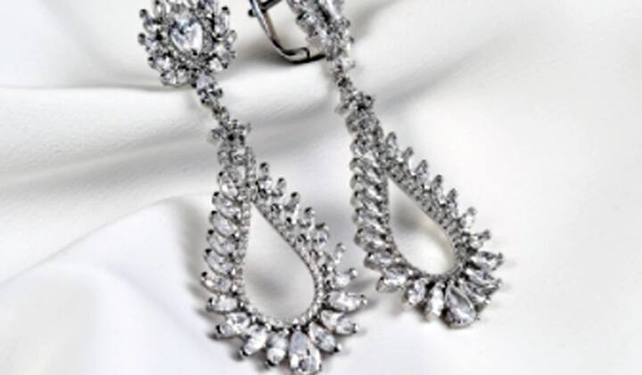 શનિવારે કોઇને પણ સોનું કે ચાંદીના આભૂષણની ગિફ્ટ ન આપશો. તેનાથી બંને પક્ષે આર્થિક તંગીનો ભોગ બનવું પડશે.