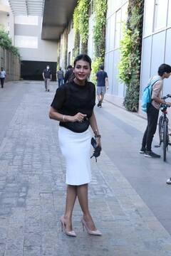 In Pics: જ્યારે ખૂબ જ ખૂબસૂરત અંદાજમાં ઘરની બહાર નીકળી અભિનેત્રી પવિત્રા, પોઝ આપવા માટે કર્યું આ કામ, જુઓ તસવીરો,