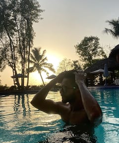 PICS: Shahid Kapoor Flaunts His Toned Arms As He Chills In Pool