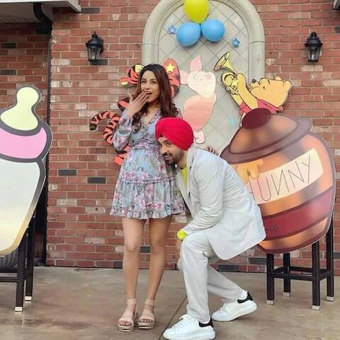 ਪਿਛਲੇ ਮਹੀਨੇ ਸ਼ਹਿਨਾਜ਼ ਨੇ ਫੈਨਜ਼ ਦਾ ਧਿਆਨ ਆਪਣੇ ਵੱਲ ਖਿੱਚਿਆ। ਜਦੋਂ ਉਨ੍ਹਾਂ ਦਿਲਜੀਤ ਨਾਲ ਪੋਜ਼ ਦਿੰਦਿਆਂ ਫਰਜ਼ੀ ਬੇਬੀ ਬੰਪ ਫਲੌਂਟ ਕੀਤਾ।