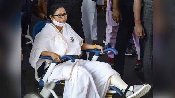 WB Election 2021: চোট লাগা বাঁ পা নাড়াচ্ছেন তৃণমূলনেত্রী, ভাইরাল ভিডিও, তৃণমূল-বিজেপি সংঘাত