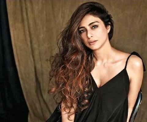 तब्बू - तब्बूचे वय आता 47 वर्षाची झाली आहे. परंतु अद्याप तिने लग्न केले नाही किंवा लग्न करण्याचा विचार देखील नाही.