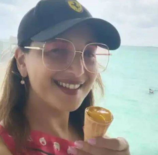 माधुरीने समुद्रकिनारी तिचा आइस्क्रीम खातानाचाही फोटो शेअर केला आहे.