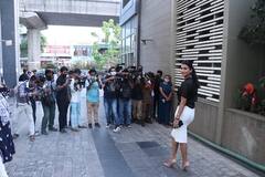 In Pics: જ્યારે ખૂબ જ ખૂબસૂરત અંદાજમાં ઘરની બહાર નીકળી અભિનેત્રી પવિત્રા, પોઝ આપવા માટે કર્યું આ કામ, જુઓ તસવીરો,