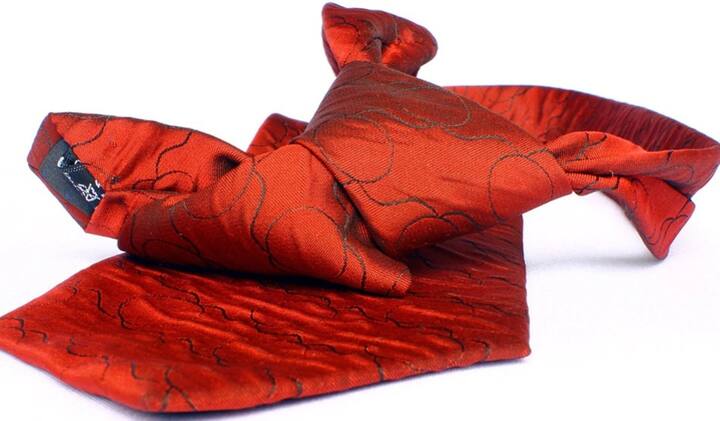 લાલ વસ્તુની ભેટ શનિવારના દિવસે ન આપો. લાલ વસ્ત્રની ભેંટ આપવાથી સમાજમાં માન પ્રતિષ્ઠા ઘટે છે.