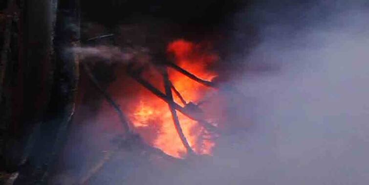 Massive fire at a shoe making factory in Topsia road kolkata তপসিয়ায় জুতোর কারখানায় বিধ্বংসী আগুন, ঘটনাস্থলে দমকলের ১০ ইঞ্জিন