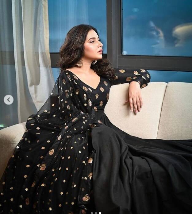 ইউভানের প্রত্যেক ছবিই ভাইরাল হয় নেট দুনিয়ায়। কিন্তু ইউভানকে নিয়ে এই প্রথম ফটোশ্যুট করলেন শুভশ্রী। মিশকালো গাউনে নায়িকার থেকে চোখ ফেরানো দায়।