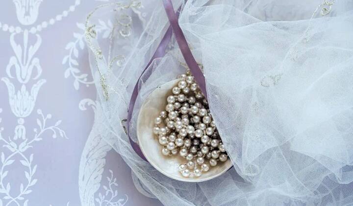 શનિવારે કોઇને મોતી કે મોતીની વસ્તુઓ ન કરો ભેટ, આવું કરવાથી બંને પક્ષેને દુર્ઘટનાનો ભોગ બનવું પડે છે.