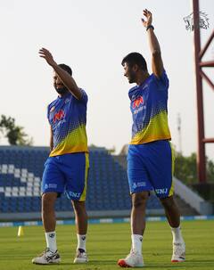 2021 ஐபிஎல் கோப்பை ‘தட்றோம்...தூக்குறோம்..’ - தீவிர பயிற்சியில் சிஎஸ்கே வீரர்கள்