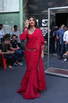 જ્યારે રેડ સાડી પહેરી, છવાઇ ગઇ આ અભિનેત્રીઓ, બિલકુલ અલગ જોવા મળ્યો અંદાજ, જુઓ તસવીરો