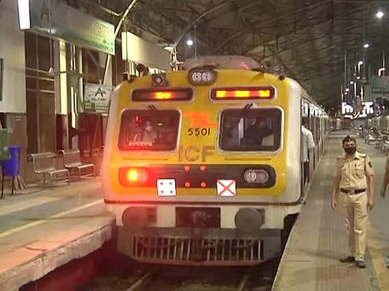 Mumbai Local Trains : लोकल प्रवाशांसाठी खुशखबर; लसीचे दोन डोस घेतलेल्यांना तिकीट मिळवणं आणखी सोपं Mumbai Local Trains : लोकल प्रवाशांसाठी खुशखबर; लसीचे दोन डोस घेतलेल्यांना तिकीट मिळवणं आणखी सोपं