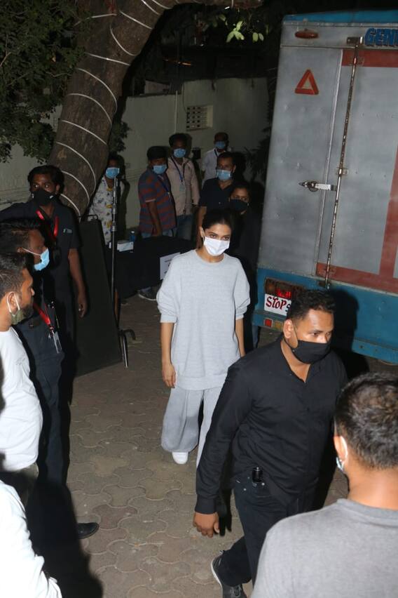 Deepika Padukone Spotted In Monochrome Outift Post Completing Shoot He has a website(manavmanglani.blogspot.com) where he uploads content about bollywood celebrities. deepika padukone spotted in monochrome