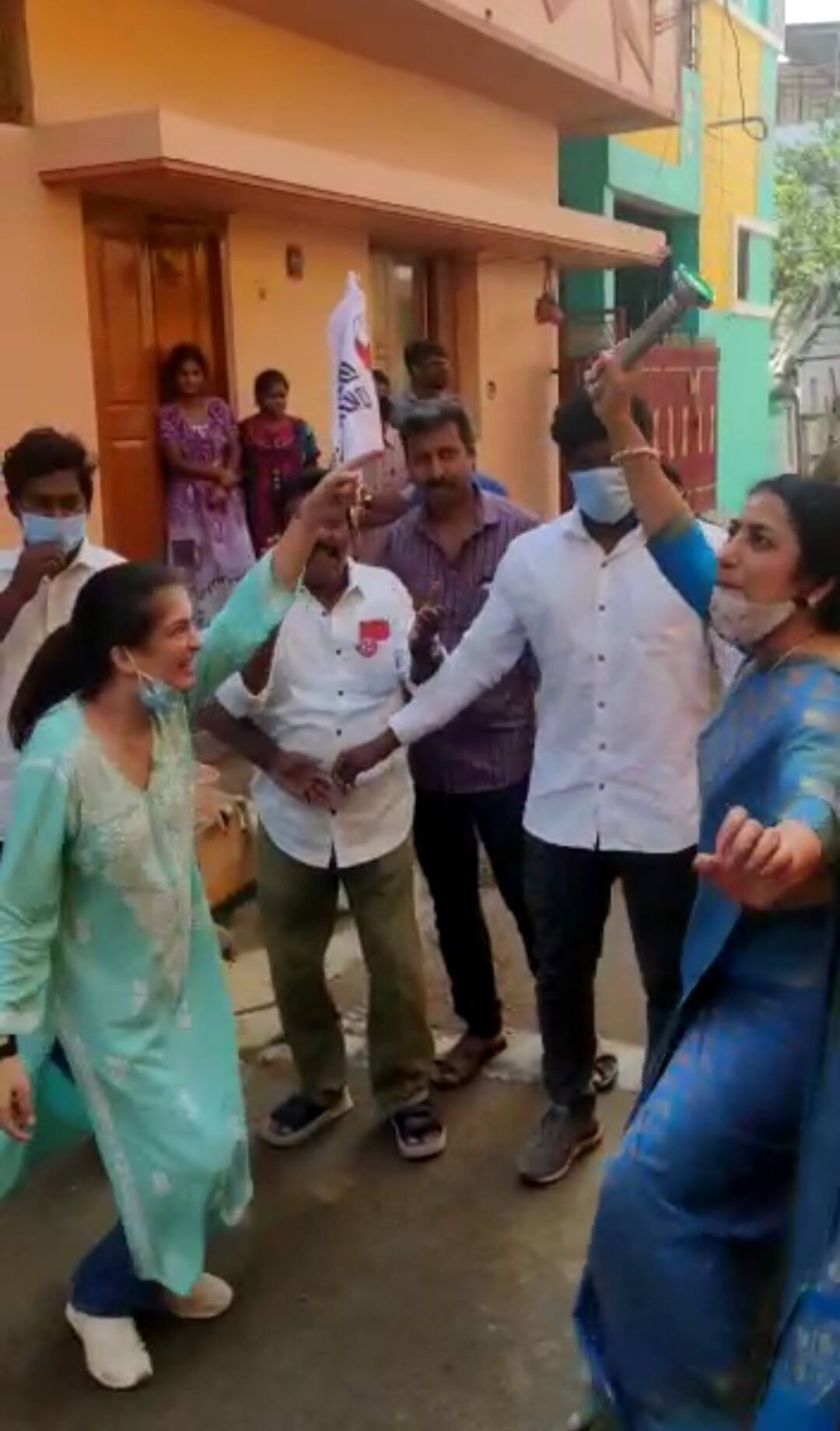 Akshara and Sukashini stab in support of Kamal கமலுக்கு ஆதரவாக அக்ஷரா மற்றும் சுஹாஷினி குத்தாட்டம்