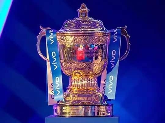 નવી દિલ્હીઃ ઇન્ડિયન પ્રીમિયર લીગની (IPL 2021) 14મી સિઝન શરૂ થયા તે પહેલા જ લીગ મુશ્કેલીમાં મુકાઇ છે. કોરોનાનો ખતરો લીગ પર ફરી એકવાર ઉભો થયો છે. આગામી 9મી એપ્રિલથી આઇપીએલ શરૂ થઇ રહી છે. આઇપીએલ ટીમોના ખેલાડીઓની સાથે સાથે સ્ટાફ મેમ્બરો પણ કોરોનાથી સંક્રમિત (Corona positive) થવા લાગ્યા છે.