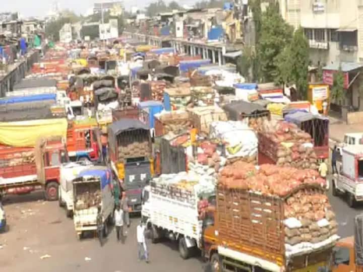 नवी मुंबई एपीएमसीमध्ये गर्दी होऊ लागल्याने वेळेत बदल, भाजीपाला मार्केट 8 तासांऐवजी 24 तास सुरु राहणार Navi Mumbai APMC will be open for 24 hours instead of 8 hours नवी मुंबई एपीएमसीमध्ये गर्दी होऊ लागल्याने वेळेत बदल, भाजीपाला मार्केट 8 तासांऐवजी 24 तास सुरु राहणार