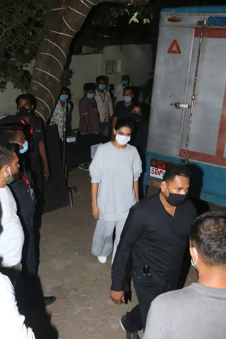 একরঙা মোনোক্রোম পোশাক, মুখে মাস্ক। পিছনে বাঁধা চুল। তবুও যেন ঝলমল করছিলেন দীপিকা।  ছবি সৌজন্যে: মানব মঙ্গলানি