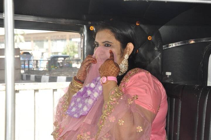 Surat mask drive : woman travel without mask in rickshaw , police give penalty Surat : મેકઅપ ન બગડે માટે મહિલા માસ્ક વગર જ રીક્ષામાં કરી રહ્યા હતા મુસાફરી ને પોલીસે રોક્યા, પછી તો.....