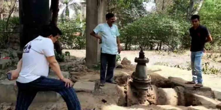 Road blockade demanding drinking water in Ward No. 23 of Durgapur town in West Burdwan পানীয় জলের দাবিতে প্রতিবাদ দুর্গাপুরে