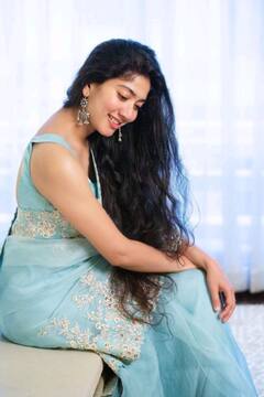 நீலநிற புடவையில்...சிரிப்பில் மனதை திருடும்.. ‘ரெளடி பேபி’..!