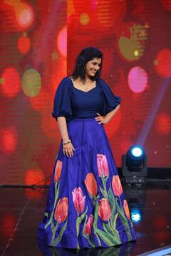 நீலநிற ஓவியம் - நடிகை வரலக்ஷ்மி சரத்குமாரின் போட்டோஷூட்