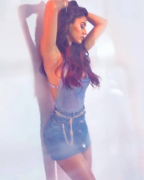 દિશા પટનીએ ડેનિમ શોર્ટસ અને બેકલેસ ડ્રેસમાં જે રીતે તસવીરો ક્લિક કરાવી છે. તે 90ની ફેશનની યાદ અપાવી રહી છે. 90માં આ પ્રકારના આઉટફિટની ફેશન હતી. (Photo Credit - Instagram)