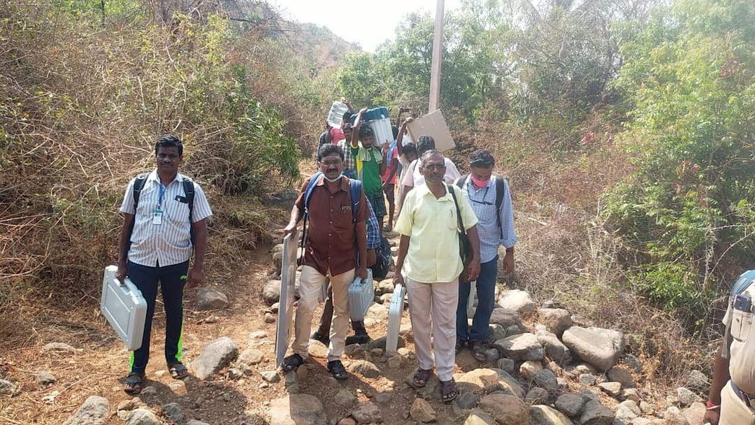 officers carried vote machine on their head தலையில் சுமந்து செல்லப்பட்ட வாக்கு இயந்திரங்கள்