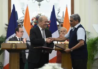 Rafale Deal Dassault agreed to pay 1M Euros to a middleman Mediapart News Revelaed ரஃபேல் ஒப்பந்தத்தில் இடைத்தரகருக்கு பெருந்தொகை சென்றதாக பிரான்ஸ் செய்தி நிறுவனம் அறிக்கை
