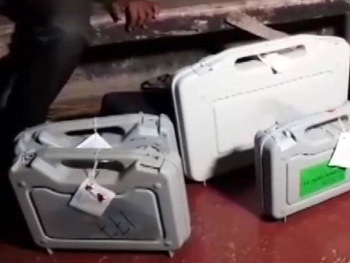 West Bengal Elections 2021 EVM and VVPAT found at resident od TMC leader Bengal Elections | TMC नेत्याच्या घरी सापडले EVM आणि VVPAT, सेक्टर अधिकारी निलंबित