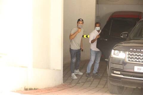 કોરોના સંક્રમણ બાદ રિકવર થયા બાદ રણબીર કપૂર થોડા દિવસ પહેલા ક્લિનિક બહાર સ્પોટ થયા હતા.તસવીમાં રણબીર ખૂબ જ સ્વસ્થ જોવા મળતાં હતા. ફેન્સ તેને ફિટ જોઇને ખુબ ખૂશ છે.